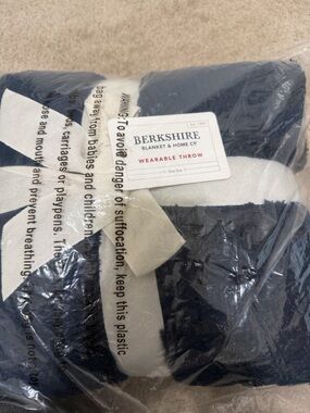 NWT Berkshire Wearable Throw - Navy